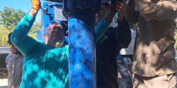 OOMSAPAS LOS CABOS TRABAJA EN EL FORTALECIMIENTO DEL SUMINISTRO DE AGUA Y LA EFICIENCIA DEL DRENAJE EN BENEFICIO DE LA COMUNIDADLos Cabos, B.C.S. – Trabajando en mejorar el abastecimiento de agua potable en el municipio, el equipo de Operación y Mantenimiento de OOMSAPAS Los Cabos trabaja en la rehabilitación del pozo 4, ubicado en San José del Cabo. Actualmente, se está realizando un mantenimiento correctivo que incluye el armado de la bomba y el montaje del motor, tras la reparación de las flechas y cubiertas de ajuste. Con estas acciones, se logrará reactivar el pozo y añadir entre 50 y 60 litros por segundo al acueducto 1, beneficiando a los habitantes de San José del Cabo y Cabo San Lucas con un mayor suministro de agua potable.