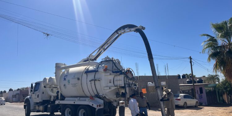 DENTRO DE OOMSAPASLC SE REFUERZAN LABORES PREVENTIVAS DE DESAZOLVE Y LIMPIEZA DE POZOS DE VISITA