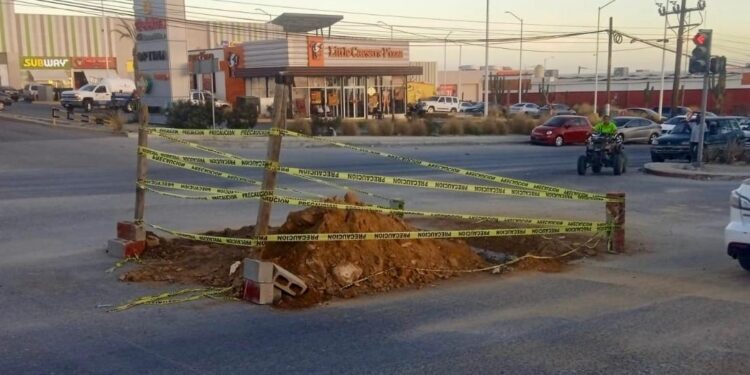 OOMSAPAS LOS CABOS CONTINÚA FORTALECIENDO LAS LABORES DE MANTENIMIENTO CON ATENCIÓN A LA CIUDADANIALos Cabos, B.C.S. – Con el compromiso de garantizar un servicio eficiente y seguro, el Organismo Operador Municipal del Sistema de Agua Potable, Alcantarillado y Saneamiento de Los Cabos (OOMSAPAS) ha intensificado sus labores de mantenimiento en diversas áreas de Cabo San Lucas. Estas acciones se derivan de una minuciosa detección de necesidades operativas, permitiendo al organismo ejecutar reparaciones estratégicas que mejoran la infraestructura hídrica del municipio.