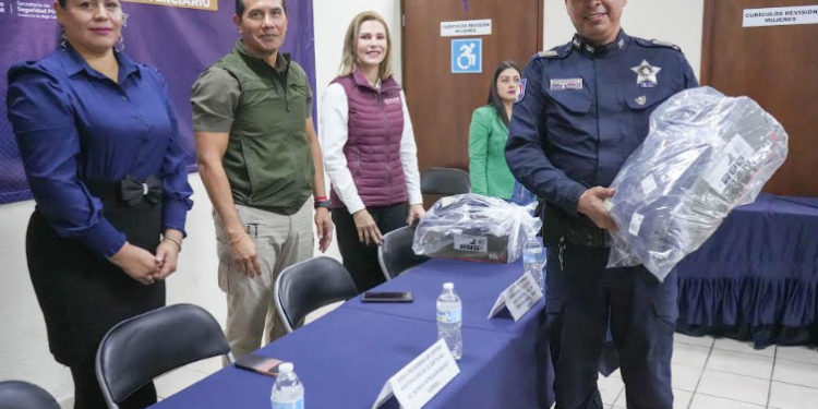 Personal de los Centros Penitenciarios de BCS recibe uniformes