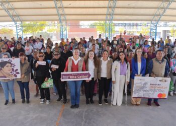 Entregan tarjetas del programa “Beca Rita Cetina” en secundaria Constituyentes, en Cabo San Lucas