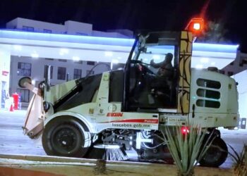 Entra en acción nueva barredora en Cabo San Lucas; reforzará labores de limpieza