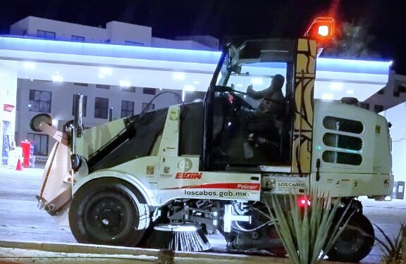 Entra en acción nueva barredora en Cabo San Lucas; reforzará labores de limpieza