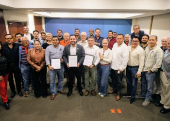 Firma alcalde Christian Agúndez convenio de colaboración con el Colegio de Arquitectos del Mar de Cortez