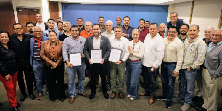 Firma alcalde Christian Agúndez convenio de colaboración con el Colegio de Arquitectos del Mar de Cortez