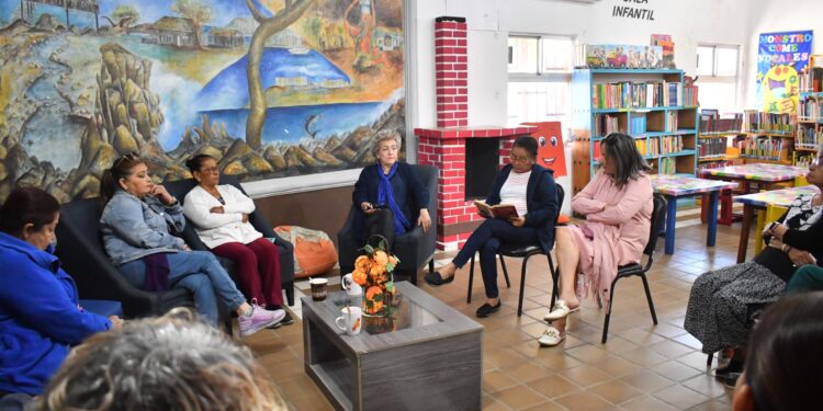 Café Literario: Un espacio para la lectura y el diálogo en la biblioteca pública “Amelia Wilkes Ceseña”