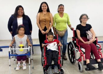 Recibe IMDIS Los Cabos donación de cinco sillas de ruedas