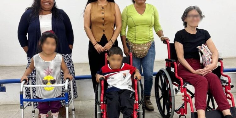 Recibe IMDIS Los Cabos donación de cinco sillas de ruedas