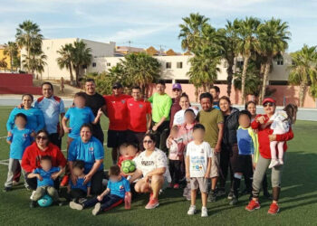 Conviven niños y jóvenes con el equipo de fútbol Los Cabos United