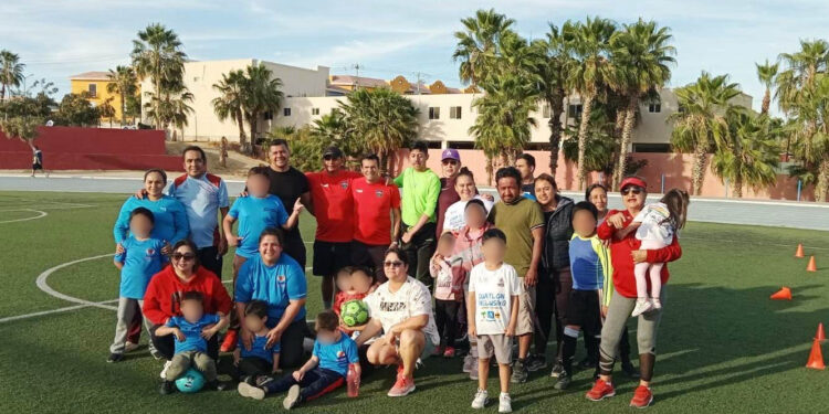 Conviven niños y jóvenes con el equipo de fútbol Los Cabos United