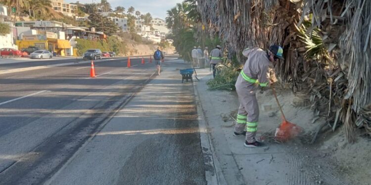 Dan mantenimiento a 216 kilómetros de caminos rurales en Los Cabos