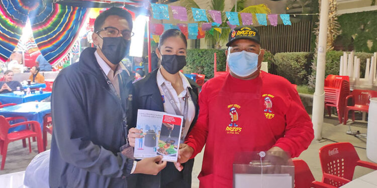 Realiza COEPRIS verificaciones sanitarias a puestos fijos y semifijos del Carnaval de La Paz