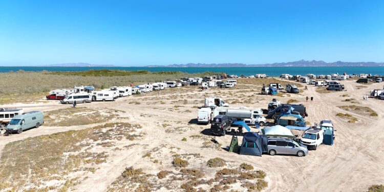 Promueve FONMAR concientización ambiental entre caravana vehicular de extranjeros 