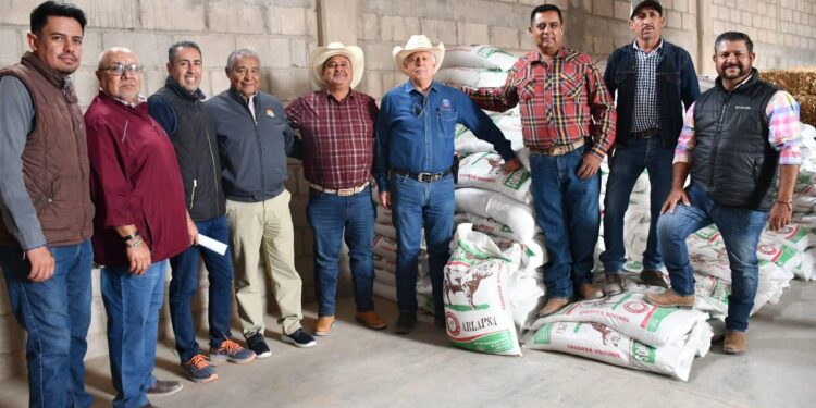 Apoya Gobierno a productores de La Paz con alimento para ganado bovino