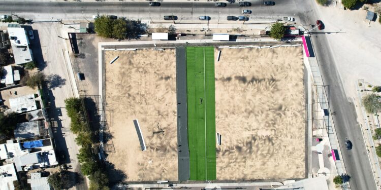 Anuncia SEPUIMM colocación de pasto sintético en campo ubicado en la colonia 20 de noviembre en La Paz