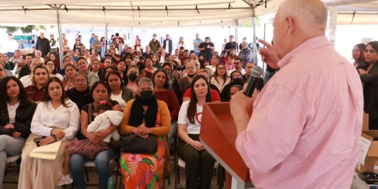 Entrega Gobernador apoyos para actividades productivas, así como beneficios para mejorar la atención a la salud