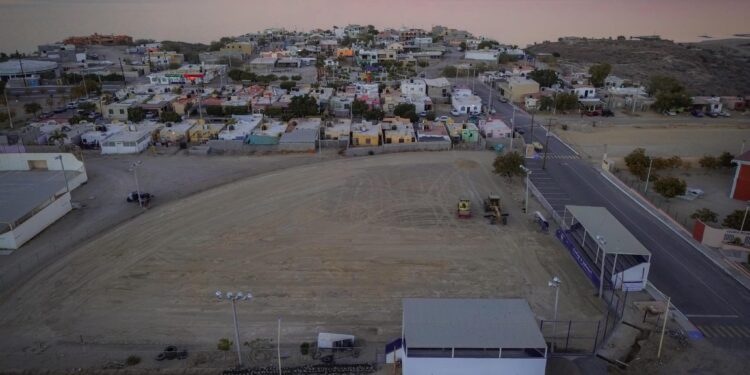 INICIAN TRABAJOS DE EMPASTADO DEL CAMPO DE BÉISBOL INFANTIL EN SANTA ROSALÍA