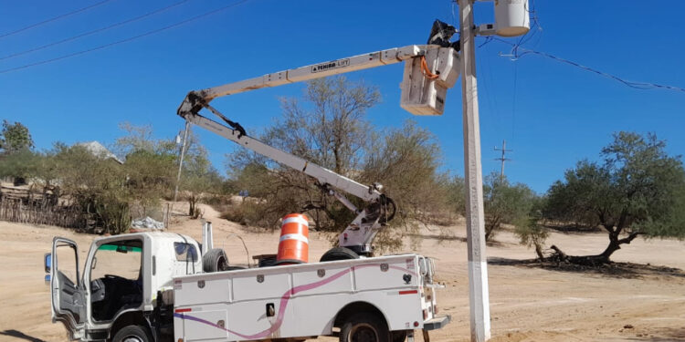 Rehabilitan alumbrado público en las comunidades de El Carrizal y San Blas