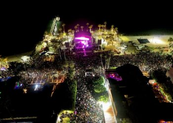 Milena Quiroga corona a Joselyn I, Reina de la Poesía del Carnaval La Paz 2025