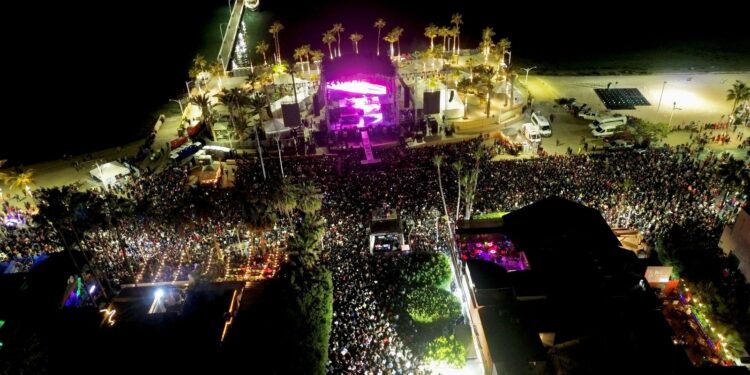 Milena Quiroga corona a Joselyn I, Reina de la Poesía del Carnaval La Paz 2025