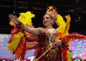 Milena Quiroga corona a Stephany I, Reina del Carnaval La Paz 2025