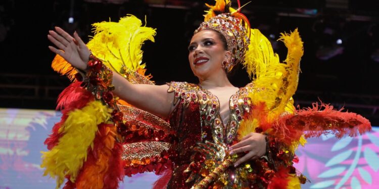Milena Quiroga corona a Stephany I, Reina del Carnaval La Paz 2025