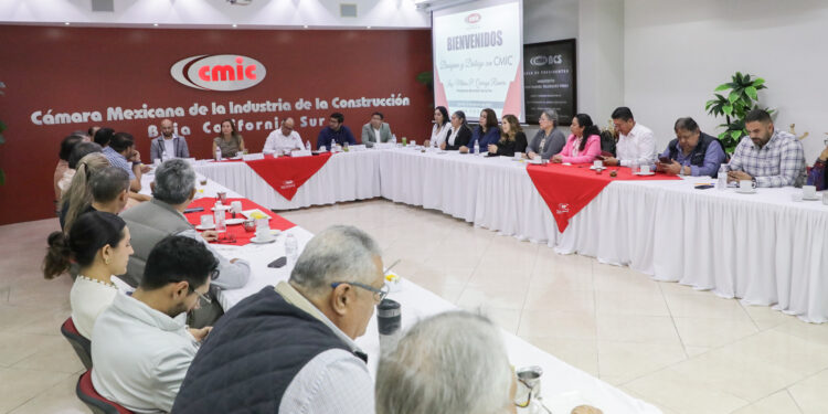 Milena Quiroga presenta avances y proyectos clave en reunión con la CMIC