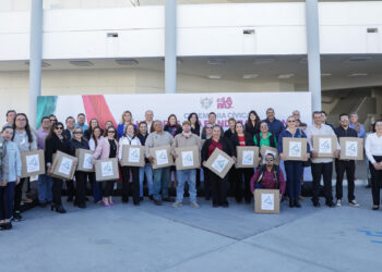 Milena Quiroga entrega uniformes a trabajadores de OOMSAPAS La Paz