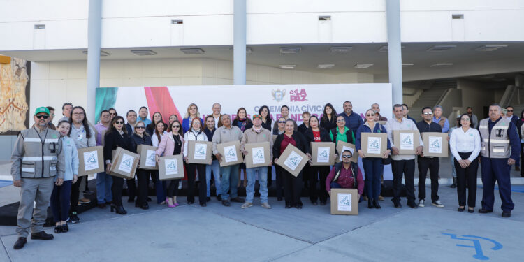 Milena Quiroga entrega uniformes a trabajadores de OOMSAPAS La Paz