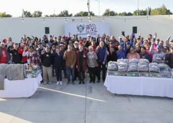 Milena Quiroga entrega uniformes a personal de parques y jardines