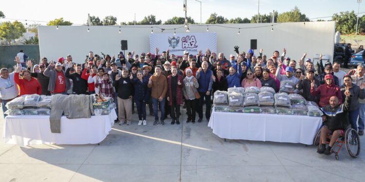 Milena Quiroga entrega uniformes a personal de parques y jardines