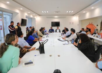 AUTORIDADES Y CIUDADANOS DIALOGAN SOBRE MEJORAS EN EL ABASTO DE AGUA EN CABO SAN LUCASLos Cabos, B.C.S. – Atendiendo las necesidades de abastecimiento de agua en Cabo San Lucas, el Organismo Operador Municipal del Sistema de Agua Potable, Alcantarillado y Saneamiento (OOMSAPAS) Los Cabos llevó a cabo una mesa de diálogo con líderes de diversas colonias de la delegación, en la que se expusieron las acciones emprendidas para mitigar el impacto del periodo de tandeo.
