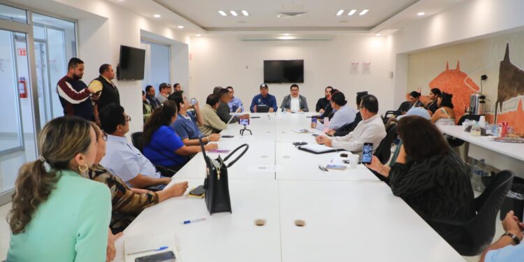 AUTORIDADES Y CIUDADANOS DIALOGAN SOBRE MEJORAS EN EL ABASTO DE AGUA EN CABO SAN LUCASLos Cabos, B.C.S. – Atendiendo las necesidades de abastecimiento de agua en Cabo San Lucas, el Organismo Operador Municipal del Sistema de Agua Potable, Alcantarillado y Saneamiento (OOMSAPAS) Los Cabos llevó a cabo una mesa de diálogo con líderes de diversas colonias de la delegación, en la que se expusieron las acciones emprendidas para mitigar el impacto del periodo de tandeo.