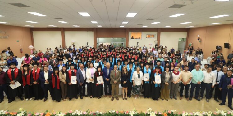 UABCS celebra la graduación de 335 estudiantes en su campus La Paz