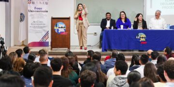 Socializan con universitarios iniciativa de reforma de eliminación de fuero constitucional