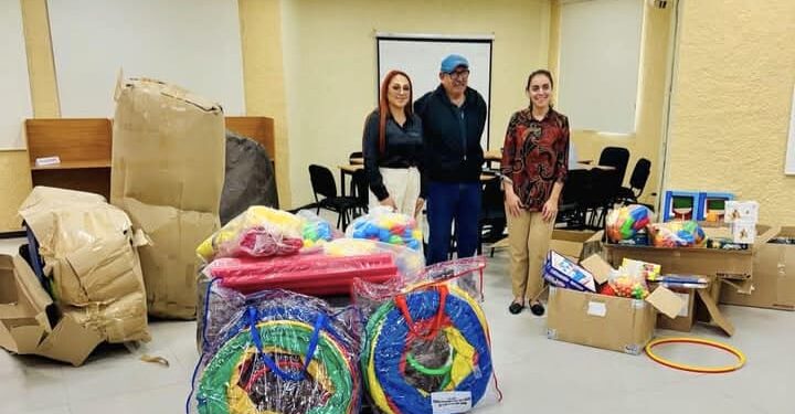 Recibe Dirección de Educación material lúdico para bibliotecas de Los Cabos