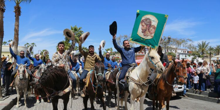 Encabeza alcalde Christian Agúndez cabalgata de las Fiestas Tradicionales San José del Cabo 2025 