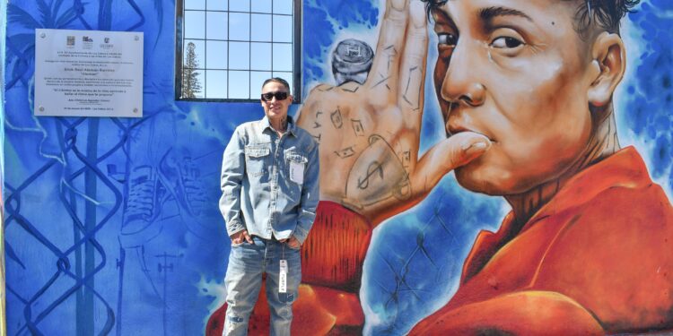 Reconocen al rapero Alemán con placa conmemorativa y mural en Cabo San Lucas