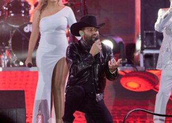 Noche de lleno total con Pancho Barraza en San José del Cabo; coronan a Cecilia Miranda como Reina de Juegos Florales 