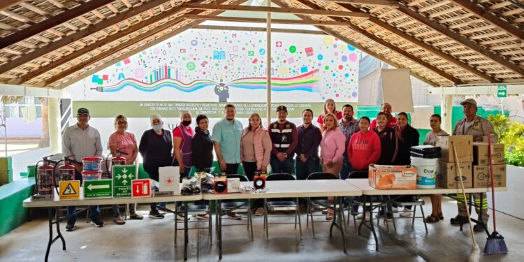 Atienden solicitudes de la comunidad escolar en La Candelaria