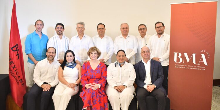 Asiste contralor municipal a toma de protesta del nuevo Consejo Directivo de la Barra Mexicana, Colegio de Abogados en BCS