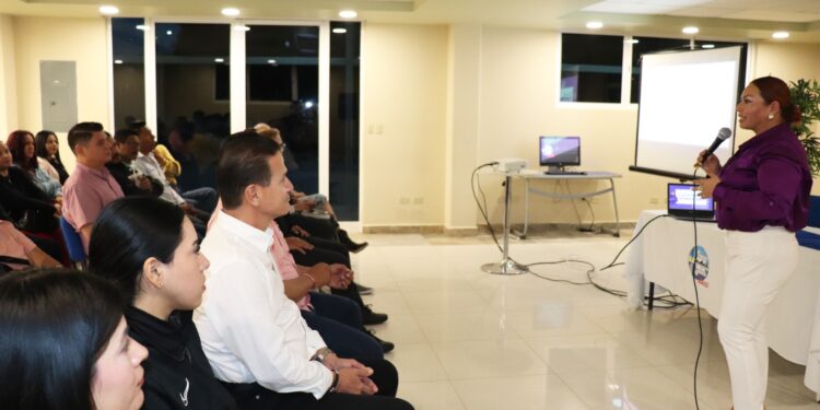 Reciben servidores públicos de Cabo San Lucas capacitación sobre derechos humanos de la mujer