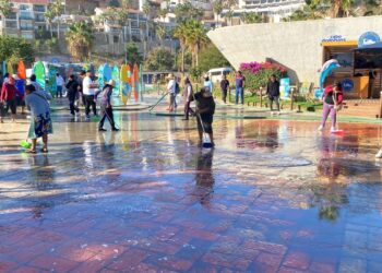 Colaboran vendedores ambulantes en labores de limpieza en la Marina de Cabo San Lucas 