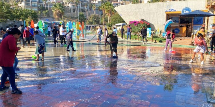 Colaboran vendedores ambulantes en labores de limpieza en la Marina de Cabo San Lucas 