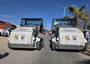 Con el uso de barredoras mecánicas, refuerzan jornadas de limpieza en Los Cabos