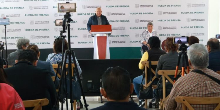 Se reúne el gobernador Víctor Castro con representantes de medios locales