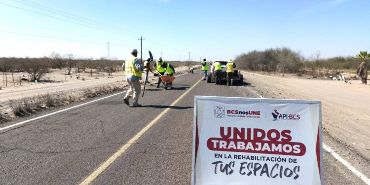 API-BCS atiende bacheo en la carretera Ciudad Constitución-Puerto San Carlos