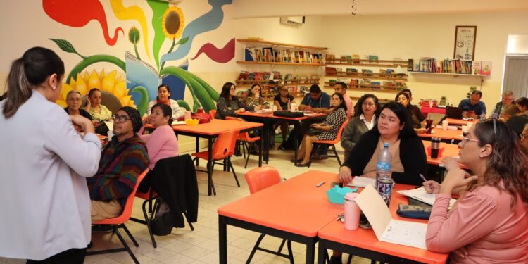 Con la entrega de plazas a docentes, fortalecen la atención en escuelas públicas
