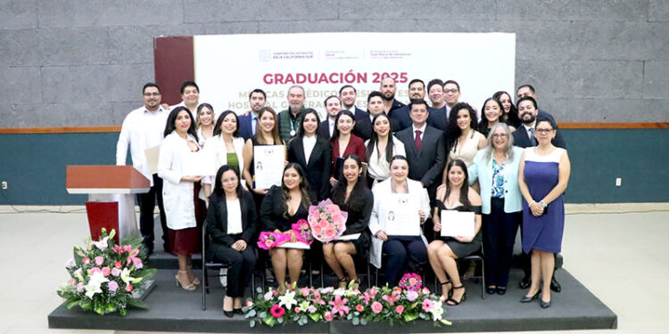 Egresan 32 médicas y médicos del Hospital Juan María de Salvatierra