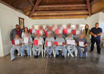 Entregan certificados de preparatoria en el Centro Penitenciario de Comondú